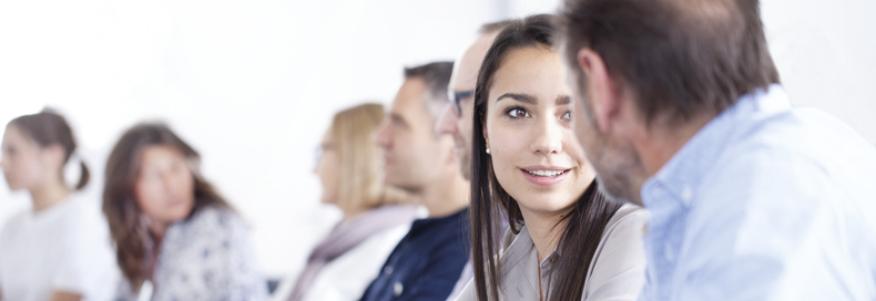 Bossard Mitarbeitende unterhalten sich