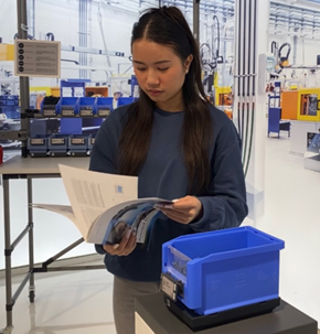 Lernender Kaufmann schaut Unterlagen durch