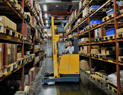 Lernender Logistiker auf dem Gabelstapler