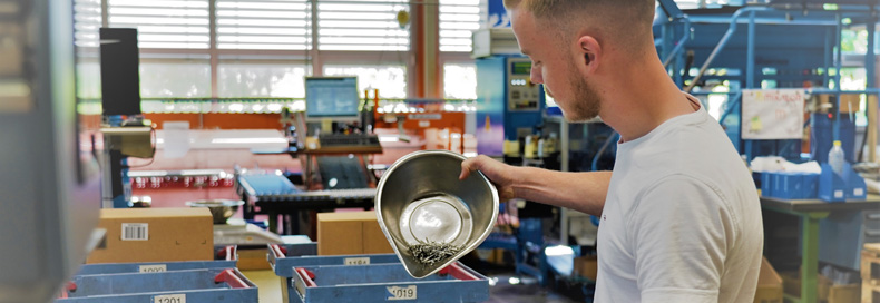 Lernender Logistiker beim Befüllen