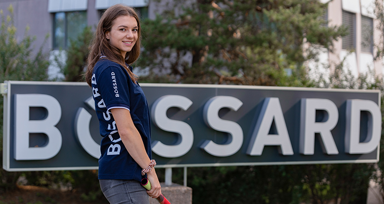 Géraldine Frey vor dem Bossard Logo