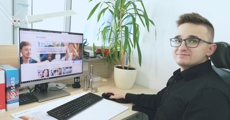Konsultant Bossard obsługujący Live Chat