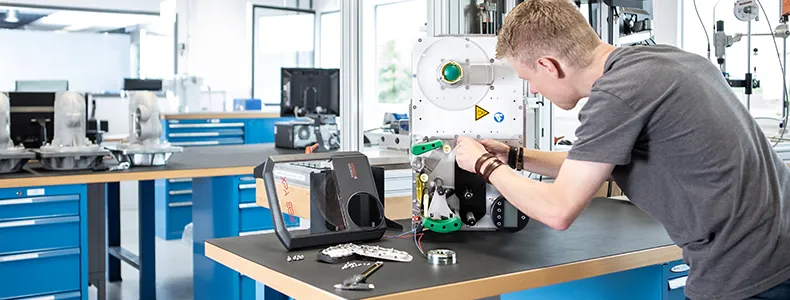 Demontage van een product door Bossard Expert Teardown